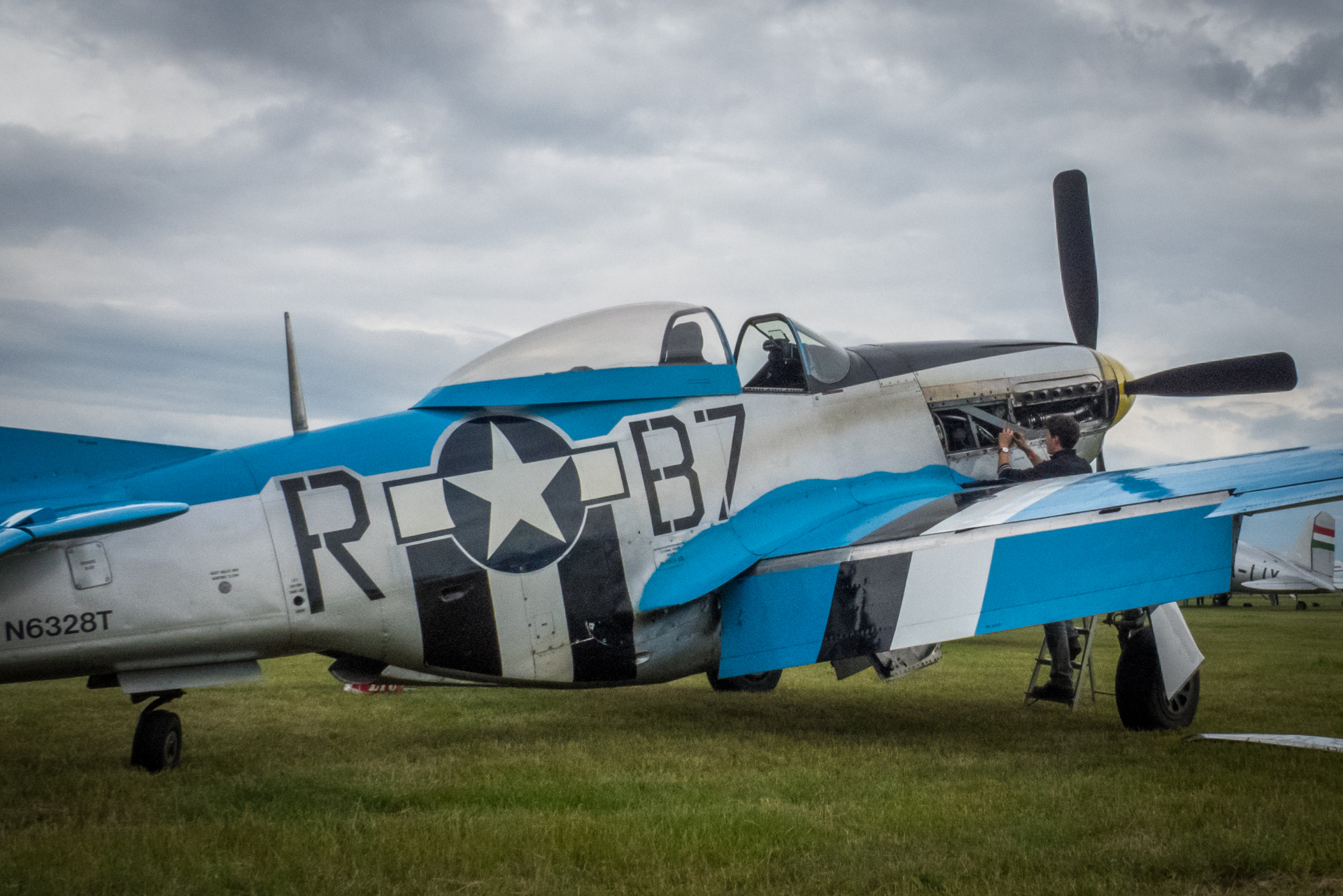 Stíhací letadlo P-51 Mustang na letištní ploše